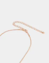 Collar corto dorado oro rosa con cadena fina y dijes de corazones pequeños distribuidos a lo largo de la cadena.