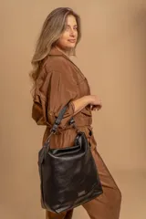 Cartera bandolera color marrón claro, de símil cuero, con dos divisiones internas, asa corta fija y correa larga regulable.