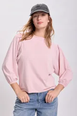 Remera rosa viejo de manga larga con hombros ligeramente abullonados y puños ajustados.