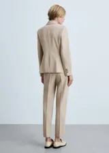 Pantalón de vestir color beige de corte recto con bolsillos laterales y traseros.