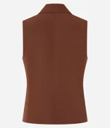 Chaleco marrón de corte sastre con cuello blazer, doble botonadura dorada y bolsillos simulados. Fabricado con procesos más sustentables.