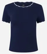 Blusa blanca de algodón con cuello redondo y mangas cortas con detalle ondulado en negro.