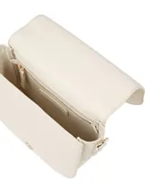 Cartera saddle mensajera color crema, con correa de textil trenzado con inscripciones de Tommy Hilfiger y la insignia brillante del monograma TH en la parte delantera.