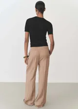 Jersey negro de punto fino, manga corta y cuello redondo.