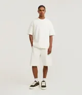 Bermuda masculina color crudo, confeccionada en algodón, con cintura elástica, cordón ajustable y bolsillos laterales.