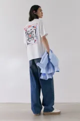 Remera blanca de corte holgado con estampado del logo de la banda Red Hot Chili Peppers en el pecho.