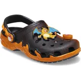 Zuecos Crocs Classic de Pokémon Versus, con diseño asimétrico: el pie derecho representa el tipo fuego y el izquierdo el tipo agua. Incluyen charms Jibbitz de Pokémon y logo de Pokémon en la correa trasera.