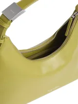 Cartera tipo hobo de piel sintética color verde lima, con cierre de cremallera superior y correa de hombro ajustable con herraje metálico. Presenta el logo de Calvin Klein grabado en la parte frontal inferior.