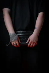 Bandolera negra de cuero sintético con correa ancha ajustable y desmontable. Cuenta con cierre superior, bolsillo frontal con tiracierre customizado, forro interno y cuatro bolsillos en total (dos exteriores y dos interiores).