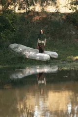 Falda midi color marrón de satén al bies con cintura elástica.