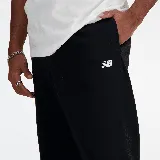Pantalón de jogging negro de felpa francesa con logo de New Balance estampado en blanco en el muslo izquierdo.