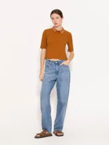 Jeans de tiro medio, color celeste, de silueta slouch con pinzas en la rodilla.