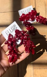 Aros colgantes hechos a mano en porcelana color borgoña, con forma de brotes irregulares.