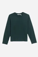 Remera gris de algodón, de corte recto y manga larga.