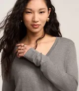 Cardigan blanco de viscosa con cuello en V, cierre frontal de botones y mangas largas.