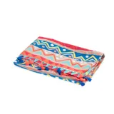 Pashmina rectangular con estampado geométrico multicolor y terminaciones con flecos azules.