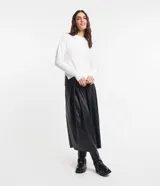 Suéter blanco de punto con textura mousse, cuello redondo y mangas largas.