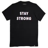 Remera negra de hombre marca Topper, con cuello redondo y estampado frontal con la frase "Stay Strong" en letras blancas con efecto 3D.
