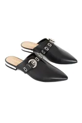 Mulas negras de cuero texturizado con punta afilada, abertura central, tira ajustable con hebilla plateada y mini taco plateado de 1,5 cm.
