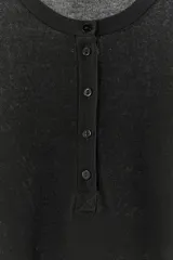 Camiseta negra de manga larga con cuello redondo y cierre frontal con botones.