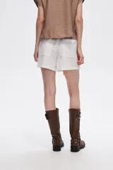 Short blanco de viscosa con cintura alta y lazo para ajustar.