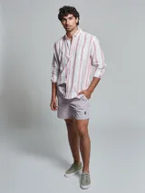 Short de baño liso color lila con cordón ajustable en la cintura.