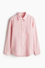 Camisa rosa de lino liviano, de corte recto, con cuello clásico, botones frontales, manga larga con puños abotonados, canesú en la espalda, bolsillo de parche en el pecho y bajo redondeado.