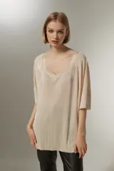 Blusa negra de poliéster con textura plisada y escote en V.