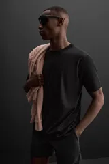 Camiseta negra de entrenamiento corte relaxed fit, confeccionada en tejido de mezcla de algodón de peso ligero, con cuello redondo en rib y manga corta.