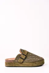 Zuecos de gamuza color verde militar con plataforma y hebilla ajustable. Decorados con tachas plateadas.