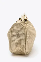 Bolso mini dorado con cuerpo trenzado y asa de mano metálica dorada. Incluye doble asa bandolera ajustable y extraíble, forro, bolsillo interior y cierre con cremallera.