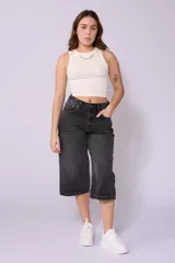 Bermuda de jean color gris oscuro, corte ancho a la rodilla.