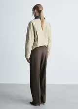 Pantalón de vestir marrón con corte recto y largo.