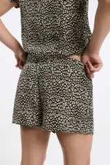Short de viscosa con estampado de leopardo, cintura elastizada y corte holgado.