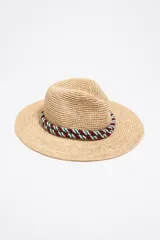 Sombrero de paja con ala ancha y cinta decorativa trenzada en la base de la copa, en colores verde, rojo y blanco.