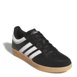 Championes Adidas Hoops 4.0 de cuero sintético negro con las tres tiras plateadas y suela color caramelo. Inspirados en el básquet, con puntera de gamuza y paneles de malla en el interior.