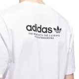 Remera blanca de corte clásico con logo Adidas pequeño bordado en negro en el pecho.