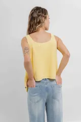 Pantalón de jean celeste claro, de tiro alto y pierna ancha.