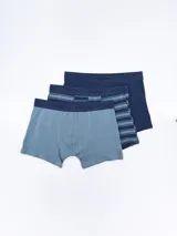 Pack de tres boxers de algodón en color celeste, azul a rayas y azul marino. Todos con elástico en la cintura con la marca Grego.