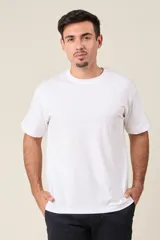 Remera gris de corte clásico y mangas cortas.