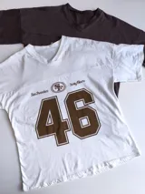 Remera marrón con estampado frontal de los San Francisco 49ers y el número 46 en blanco.