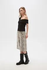 Bermuda de jean con estampado animal print, de calce alto y corte ancho.