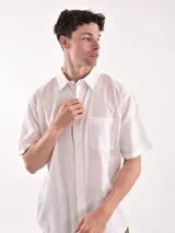 Camisa manga corta color verde claro, de corte amplio y estilo casual.