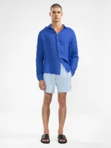 Short de baño para hombre con estampado de rayas verticales celestes y blancas. Cuenta con cintura elástica con cordón ajustable, bolsillos laterales y un bolsillo trasero. Confeccionado en tejido liviano de secado rápido.