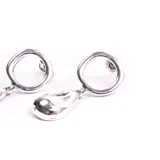 Pendientes plateados con diseño moderno, consistentes en una forma ovalada y gota.