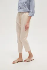 Pantalón de algodón color beige, de corte recto y largo a media pierna.
