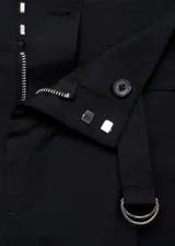 Pantalón wide leg negro de tiro alto con trabillas, cierre frontal con botón, gancho y cremallera, cinturón con hebilla, dos bolsillos laterales, pinzas delanteras y diseño largo.