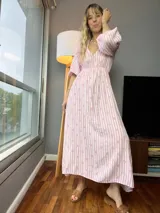 Vestido largo de algodón con rayas verticales rosas y blancas, escote en V, mangas cortas abullonadas y corte imperio.