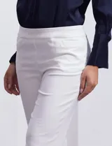 Pantalón blanco de gabardina elastizada, marca Zac & Rachel, con bolsillos delanteros y traseros.
