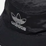 Gorro tipo bucket Adidas gris de polar con logo bordado en blanco. Lado reversible en color negro con logo blanco bordado.